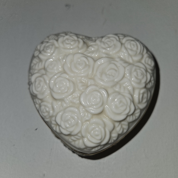 Vintage Rose Detailed Heart Box - Picture 4 of 10